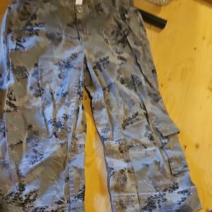 Gently Used Lucy Size Medium Cargo Pants